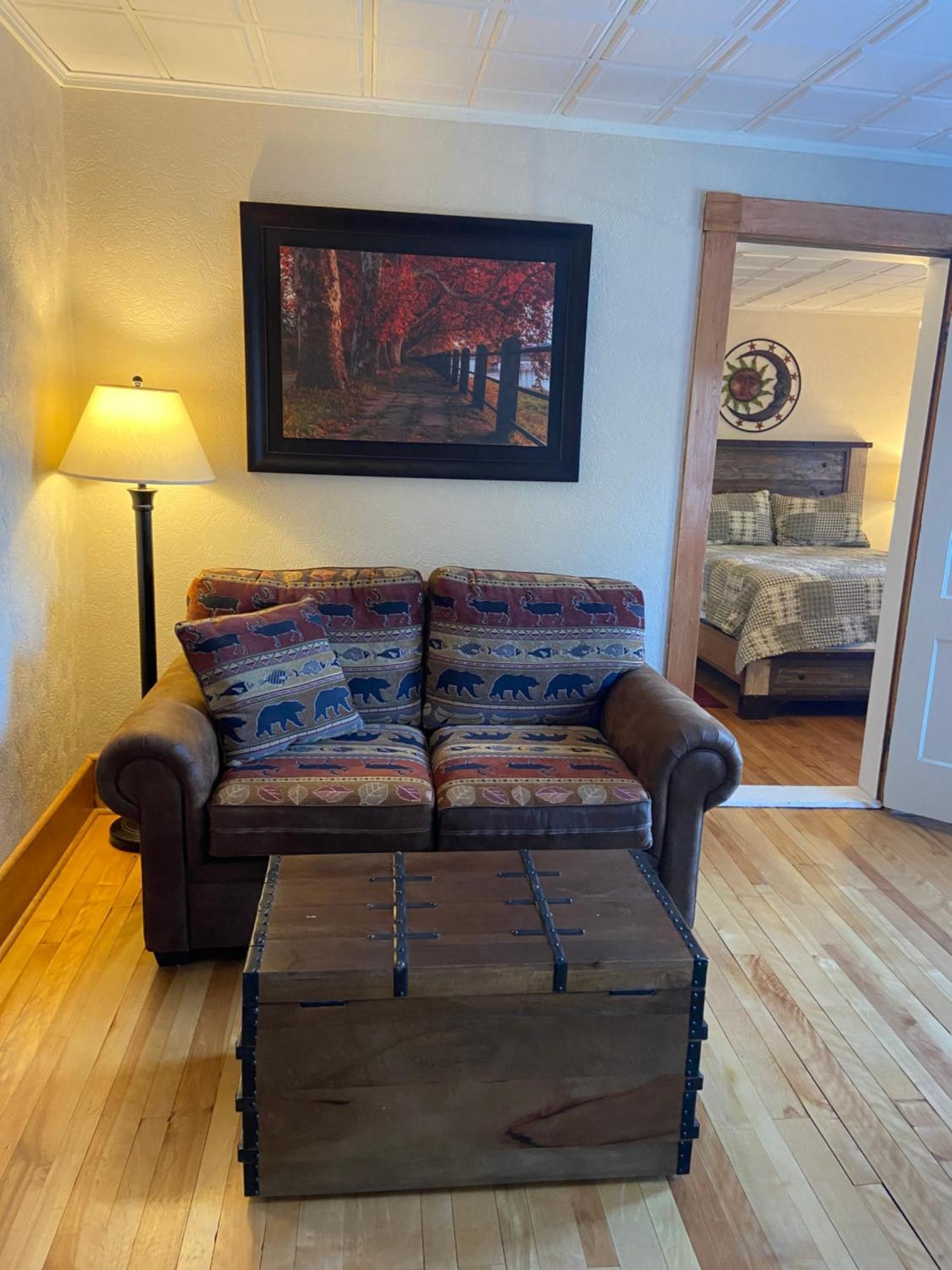 Tavern - Country Suite Newport Экстерьер фото