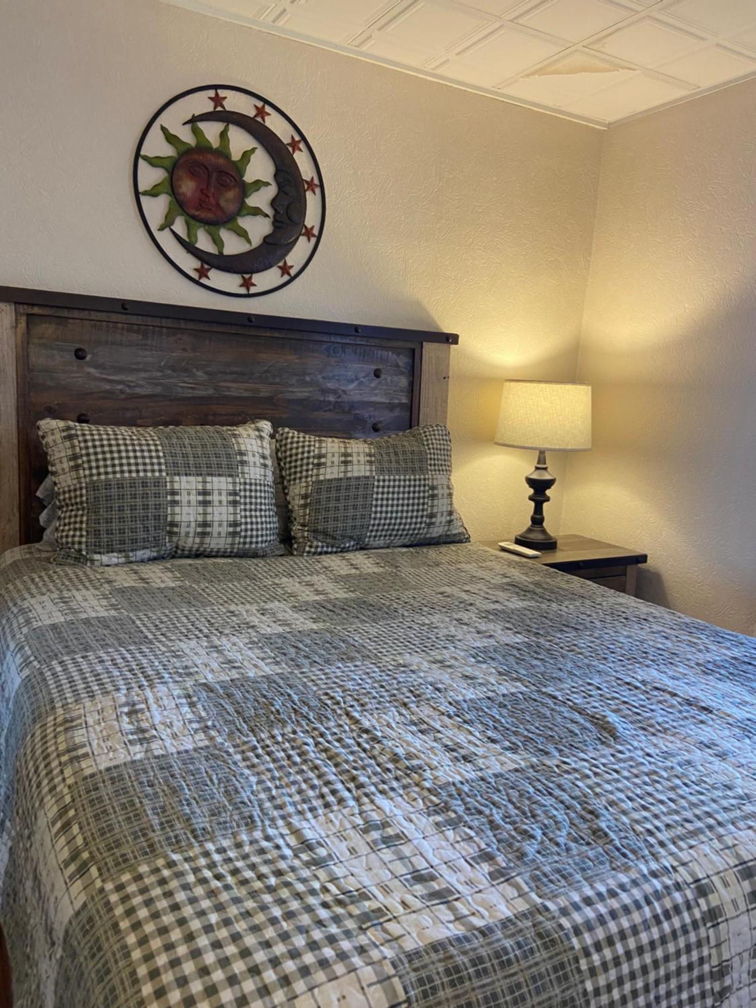 Tavern - Country Suite Newport Экстерьер фото